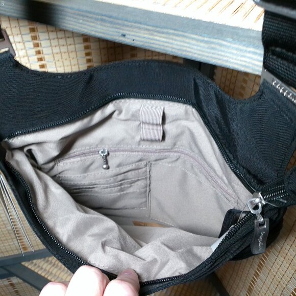 Black Baggallini Big Zipper Bagg with RFID - Picture 3 of 9